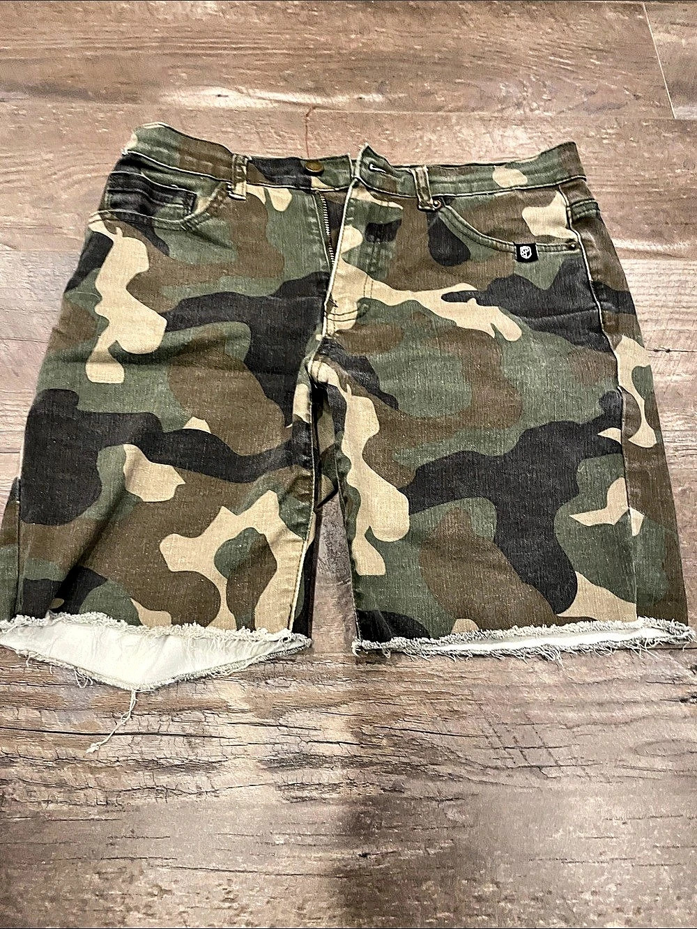 Born Primitive men’s small  Camo Cargo Shorts Size Small
